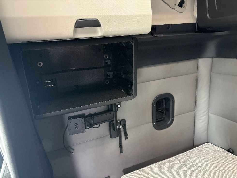 Sleeper Tractor-Heavy Duty Tractors-Freightliner-2021-T12664ST-Mebane-NC-424,971\n\t\tmiles-$ 73,500 - Image 19