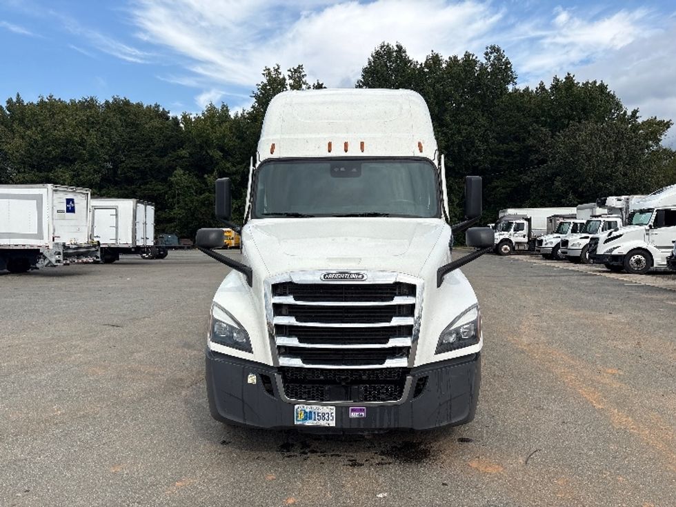Sleeper Tractor-Heavy Duty Tractors-Freightliner-2021-T12664ST-Mebane-NC-424,971\n\t\tmiles-$ 73,500 - Image 2