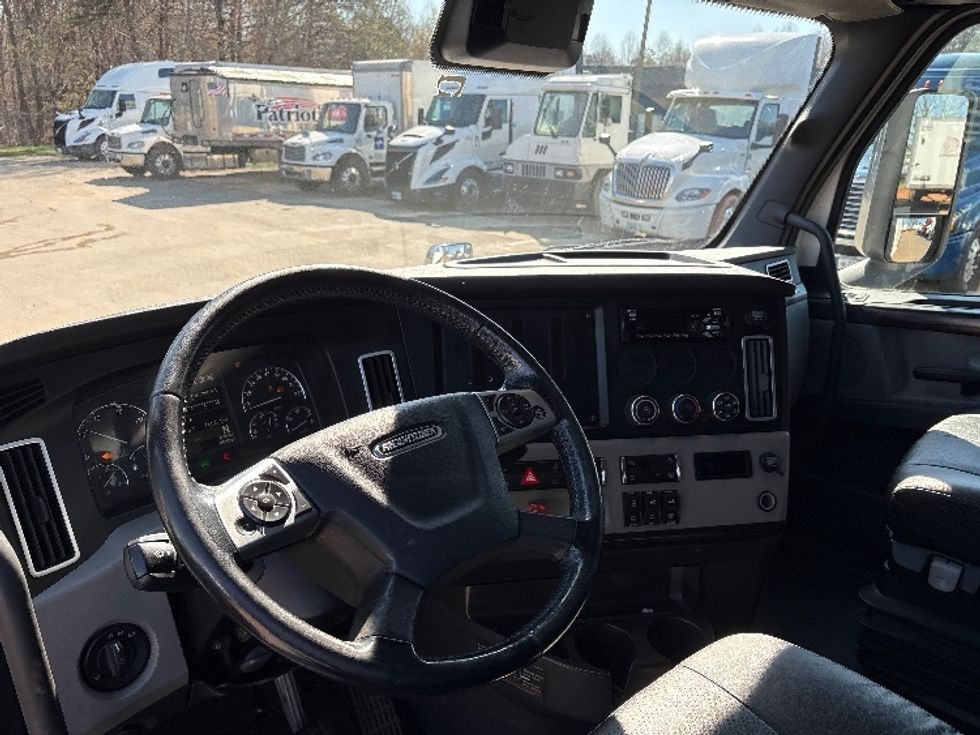 Sleeper Tractor-Heavy Duty Tractors-Freightliner-2021-T12664ST-Mebane-NC-441,206\n\t\tmiles-$ 68,000 - Image 10