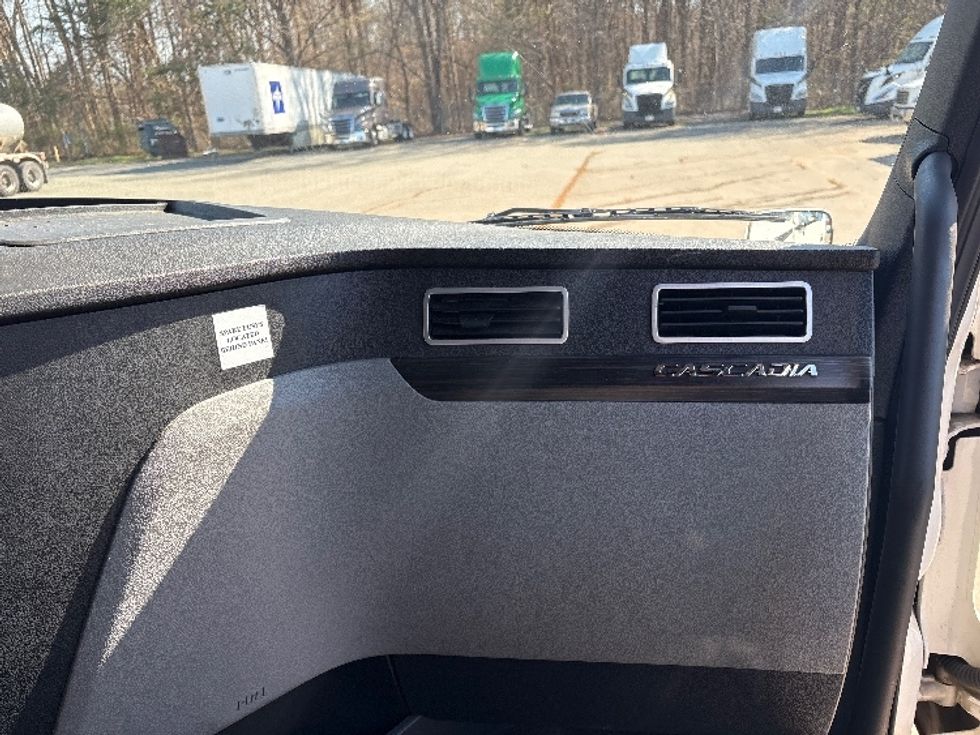 Sleeper Tractor-Heavy Duty Tractors-Freightliner-2021-T12664ST-Mebane-NC-441,206\n\t\tmiles-$ 68,000 - Image 14