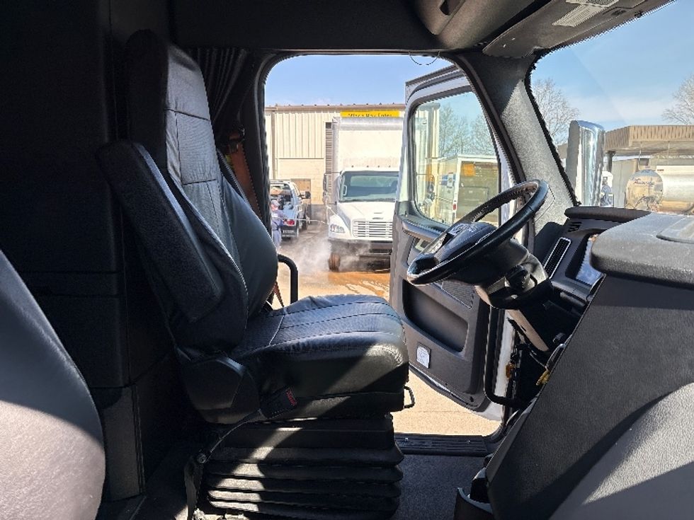 Sleeper Tractor-Heavy Duty Tractors-Freightliner-2021-T12664ST-Mebane-NC-441,206\n\t\tmiles-$ 68,000 - Image 15