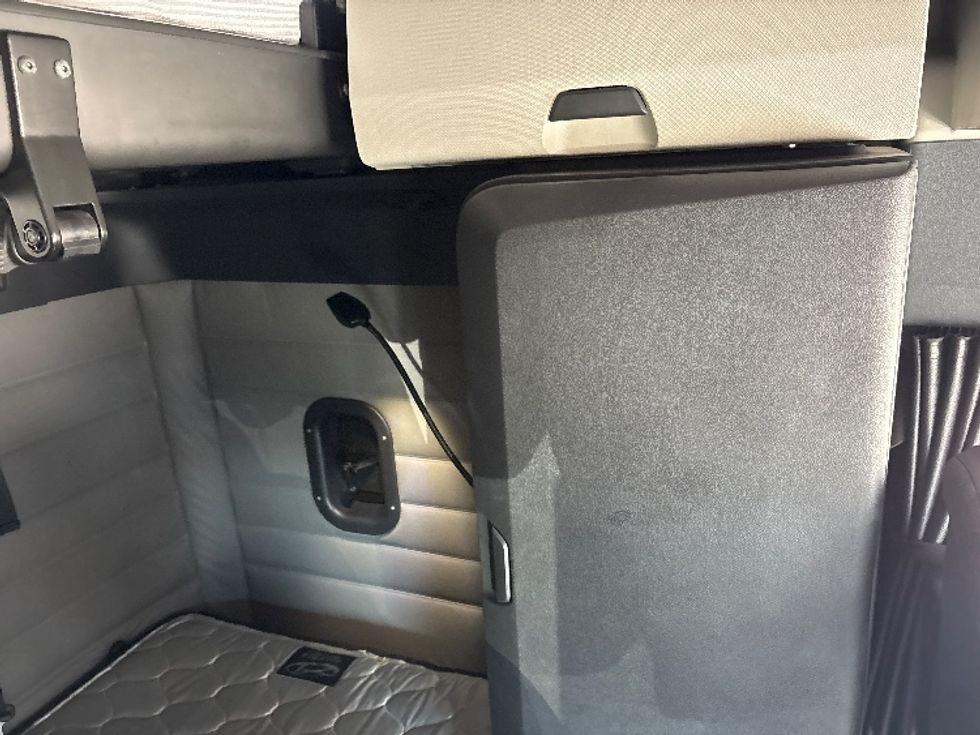 Sleeper Tractor-Heavy Duty Tractors-Freightliner-2021-T12664ST-Mebane-NC-441,206\n\t\tmiles-$ 68,000 - Image 18