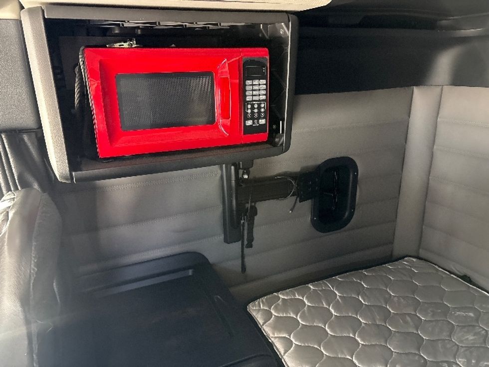 Sleeper Tractor-Heavy Duty Tractors-Freightliner-2021-T12664ST-Mebane-NC-441,206\n\t\tmiles-$ 68,000 - Image 19