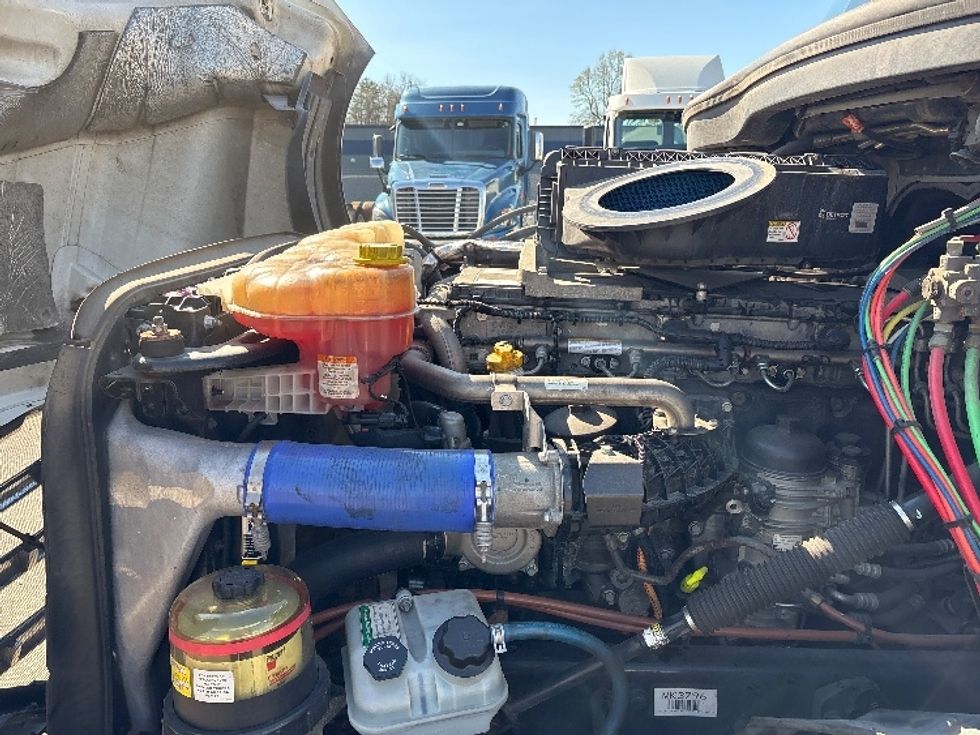 Sleeper Tractor-Heavy Duty Tractors-Freightliner-2021-T12664ST-Mebane-NC-441,206\n\t\tmiles-$ 68,000 - Image 21