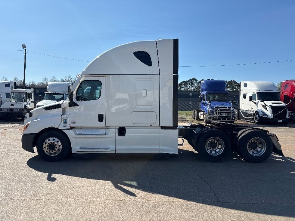 Sleeper Tractor-Heavy Duty Tractors-Freightliner-2021-T12664ST-Mebane-NC-441,206\n\t\tmiles-$ 68,000 - Image 4