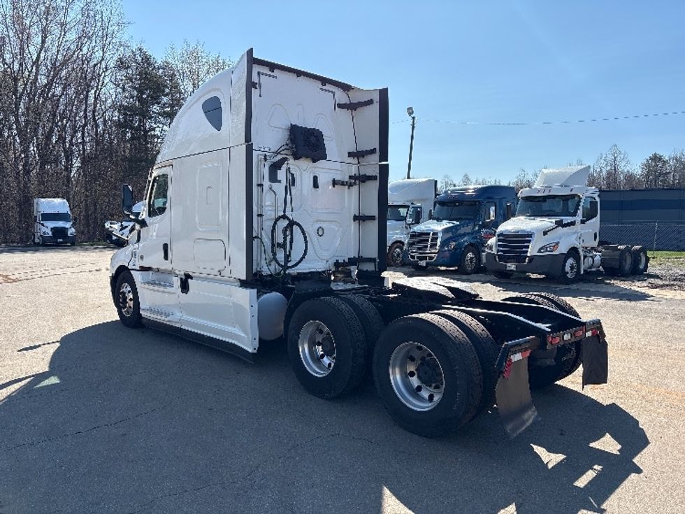 Sleeper Tractor-Heavy Duty Tractors-Freightliner-2021-T12664ST-Mebane-NC-441,206\n\t\tmiles-$ 68,000 - Image 5