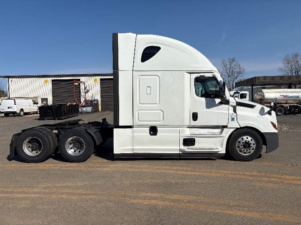 Sleeper Tractor-Heavy Duty Tractors-Freightliner-2021-T12664ST-Mebane-NC-441,206\n\t\tmiles-$ 68,000 - Image 8