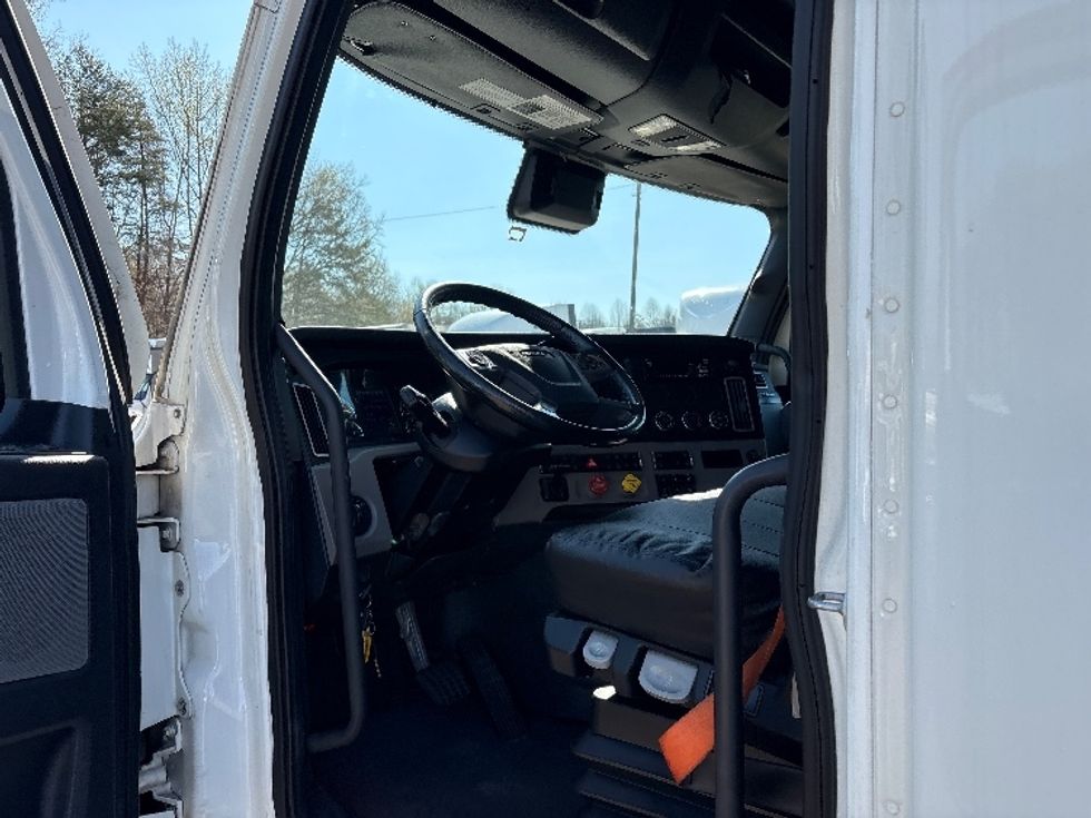 Sleeper Tractor-Heavy Duty Tractors-Freightliner-2021-T12664ST-Mebane-NC-441,206\n\t\tmiles-$ 68,000 - Image 9