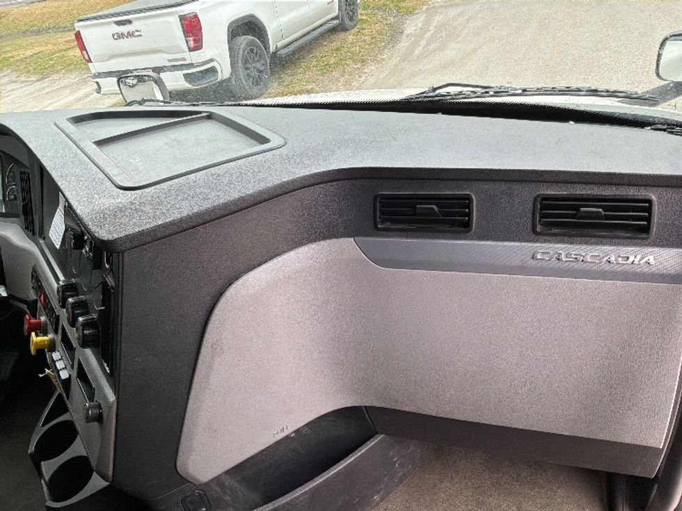 Sleeper Tractor-Heavy Duty Tractors-Freightliner-2021-T12664ST-Mebane-NC-561,688\n\t\tmiles-$ 51,250 - Image 14