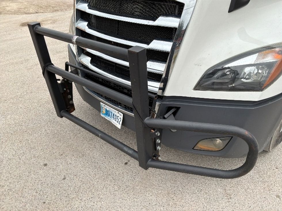 Sleeper Tractor-Heavy Duty Tractors-Freightliner-2021-T12664ST-Mebane-NC-561,688\n\t\tmiles-$ 51,250 - Image 23