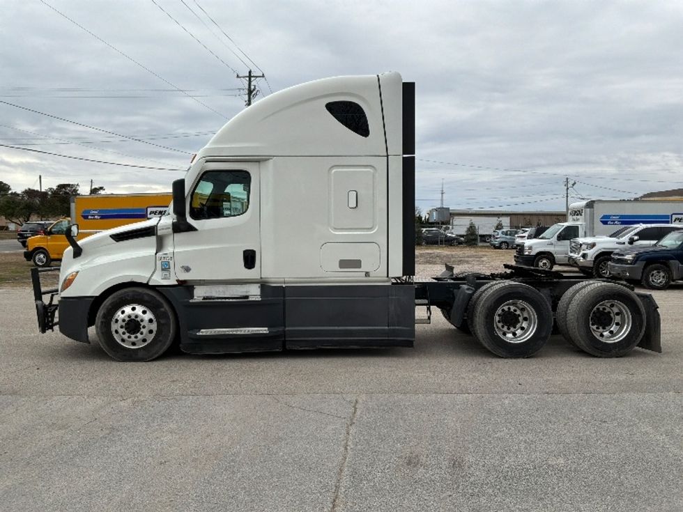 Sleeper Tractor-Heavy Duty Tractors-Freightliner-2021-T12664ST-Mebane-NC-561,688\n\t\tmiles-$ 51,250 - Image 4