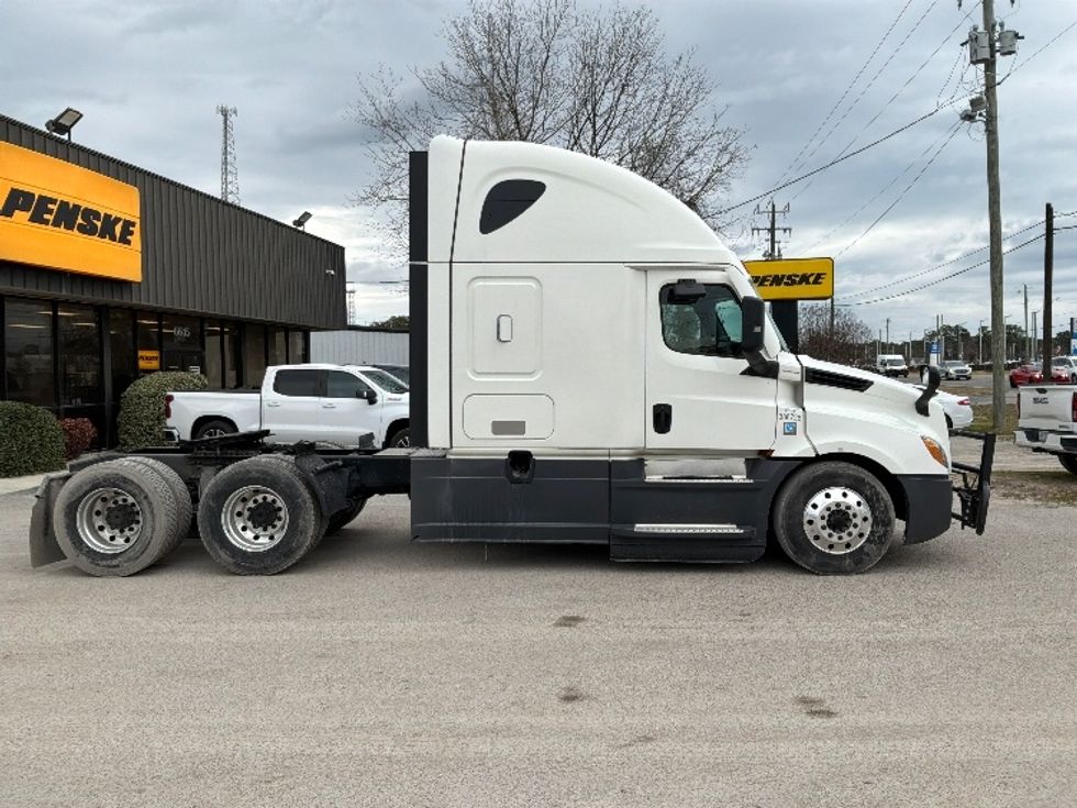 Sleeper Tractor-Heavy Duty Tractors-Freightliner-2021-T12664ST-Mebane-NC-561,688\n\t\tmiles-$ 51,250 - Image 8
