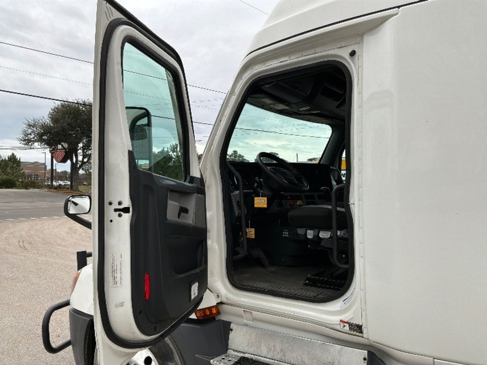 Sleeper Tractor-Heavy Duty Tractors-Freightliner-2021-T12664ST-Mebane-NC-561,688\n\t\tmiles-$ 51,250 - Image 9