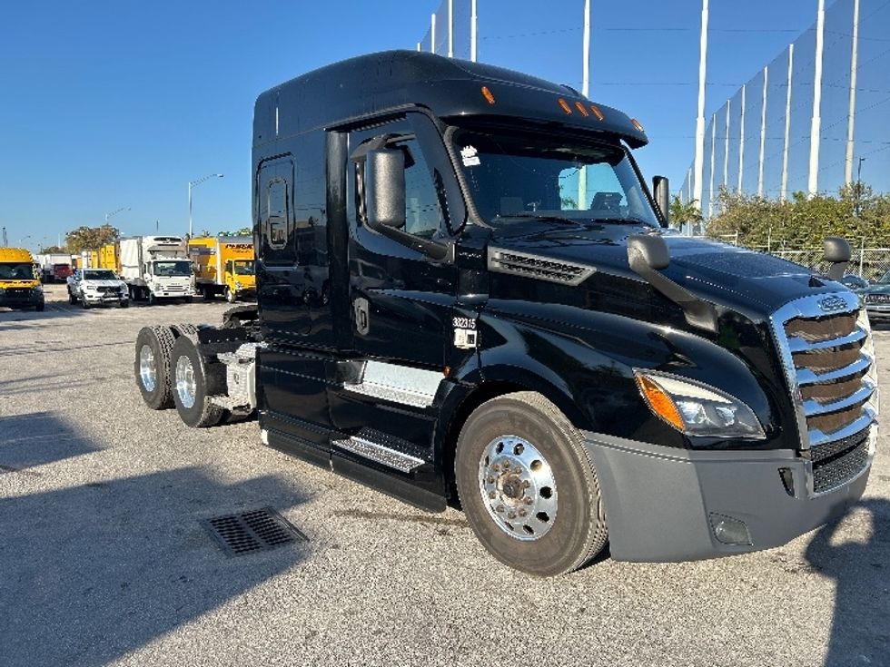 Sleeper Tractor-Heavy Duty Tractors-Freightliner-2021-T12664ST-Medley-FL-296,979\n\t\tmiles-$ 69,250 - Image 1