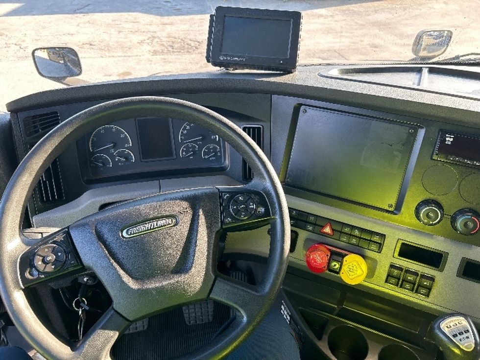 Sleeper Tractor-Heavy Duty Tractors-Freightliner-2021-T12664ST-Medley-FL-296,979\n\t\tmiles-$ 69,250 - Image 11