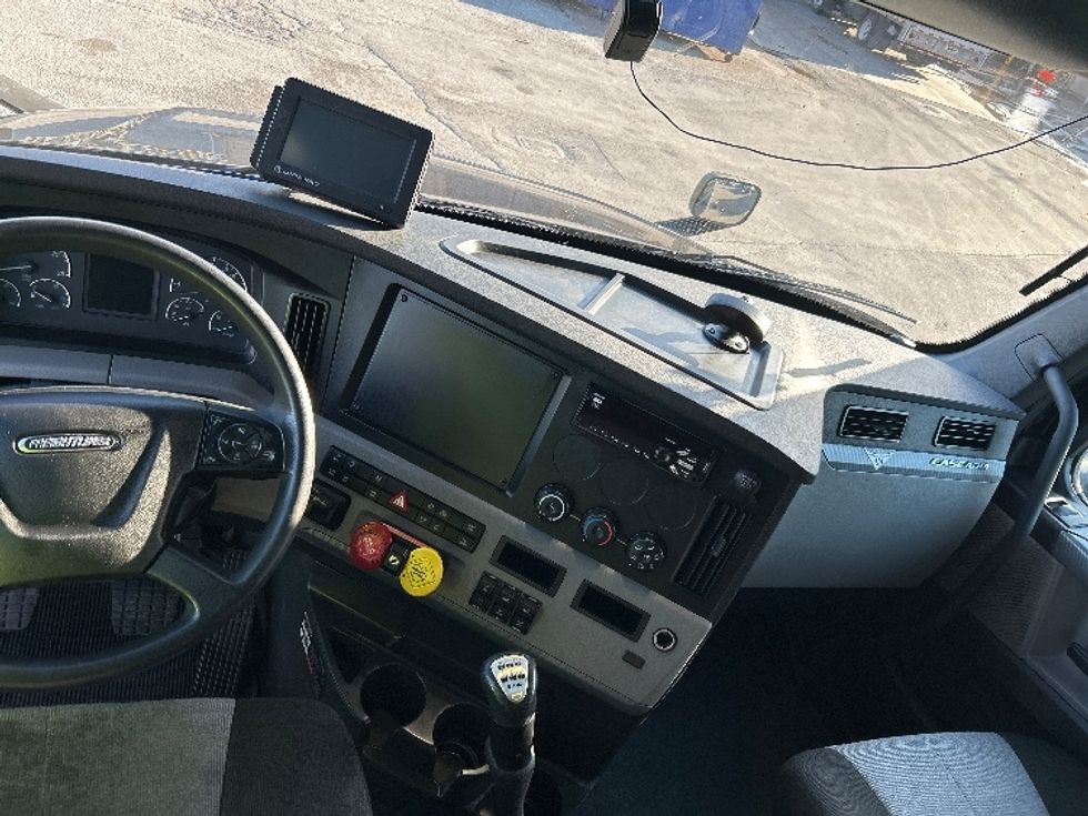 Sleeper Tractor-Heavy Duty Tractors-Freightliner-2021-T12664ST-Medley-FL-296,979\n\t\tmiles-$ 69,250 - Image 12