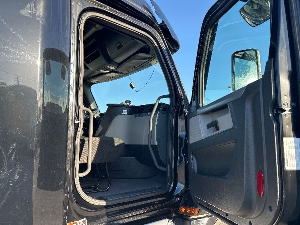 Sleeper Tractor-Heavy Duty Tractors-Freightliner-2021-T12664ST-Medley-FL-296,979\n\t\tmiles-$ 69,250 - Image 13