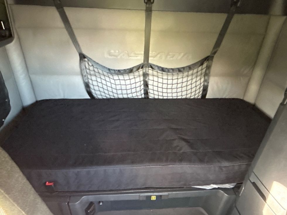 Sleeper Tractor-Heavy Duty Tractors-Freightliner-2021-T12664ST-Medley-FL-296,979\n\t\tmiles-$ 69,250 - Image 16