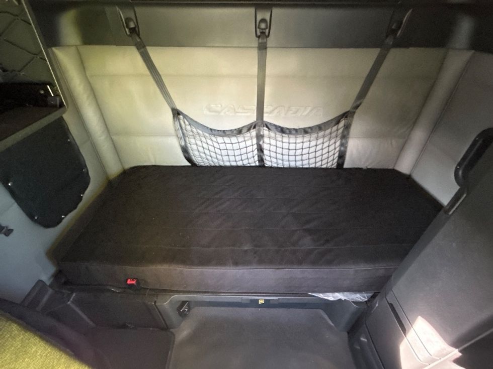 Sleeper Tractor-Heavy Duty Tractors-Freightliner-2021-T12664ST-Medley-FL-296,979\n\t\tmiles-$ 69,250 - Image 17