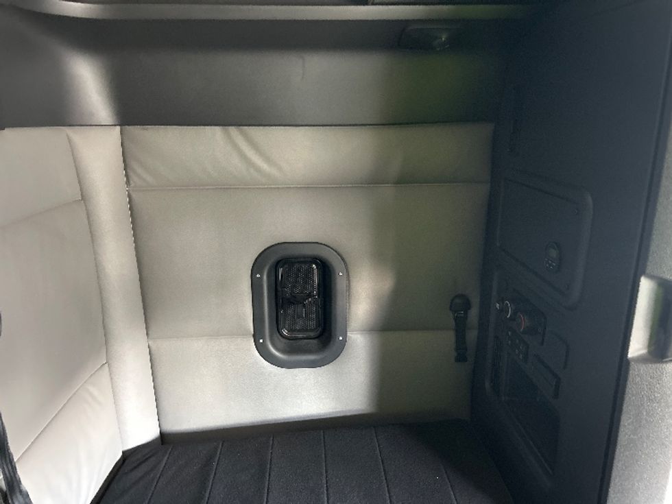 Sleeper Tractor-Heavy Duty Tractors-Freightliner-2021-T12664ST-Medley-FL-296,979\n\t\tmiles-$ 69,250 - Image 18