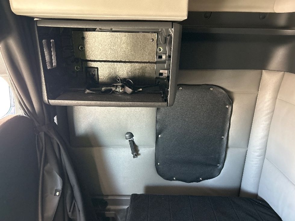 Sleeper Tractor-Heavy Duty Tractors-Freightliner-2021-T12664ST-Medley-FL-296,979\n\t\tmiles-$ 69,250 - Image 19