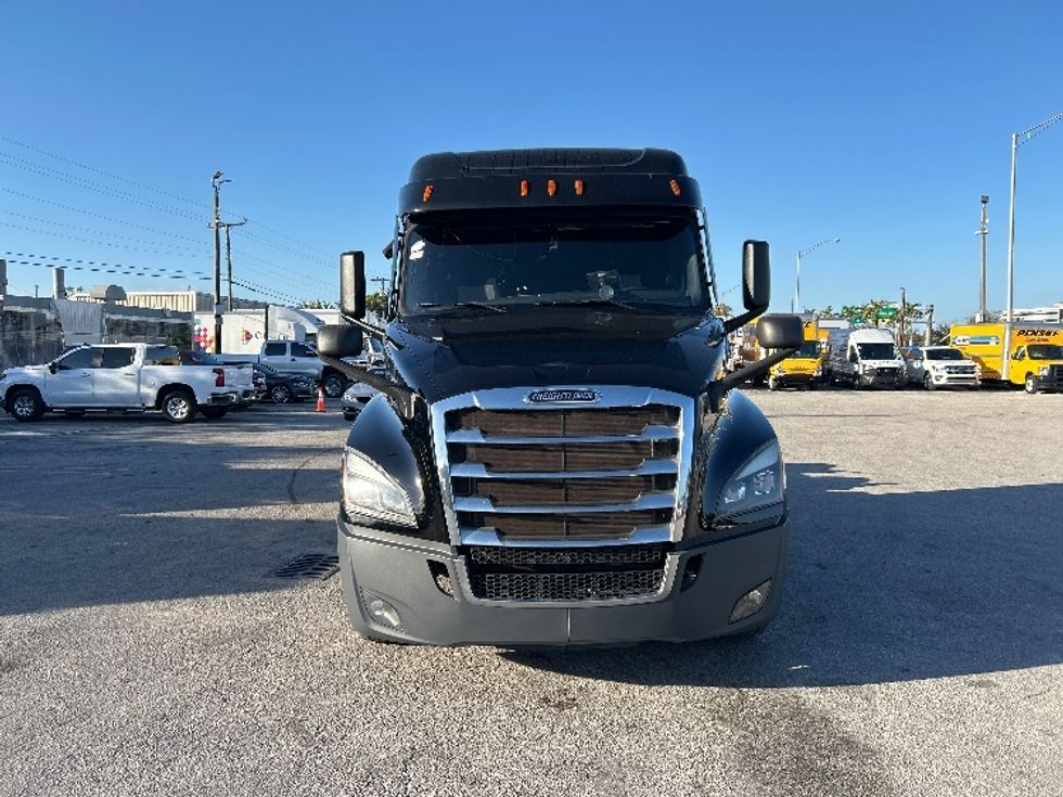 Sleeper Tractor-Heavy Duty Tractors-Freightliner-2021-T12664ST-Medley-FL-296,979\n\t\tmiles-$ 69,250 - Image 2