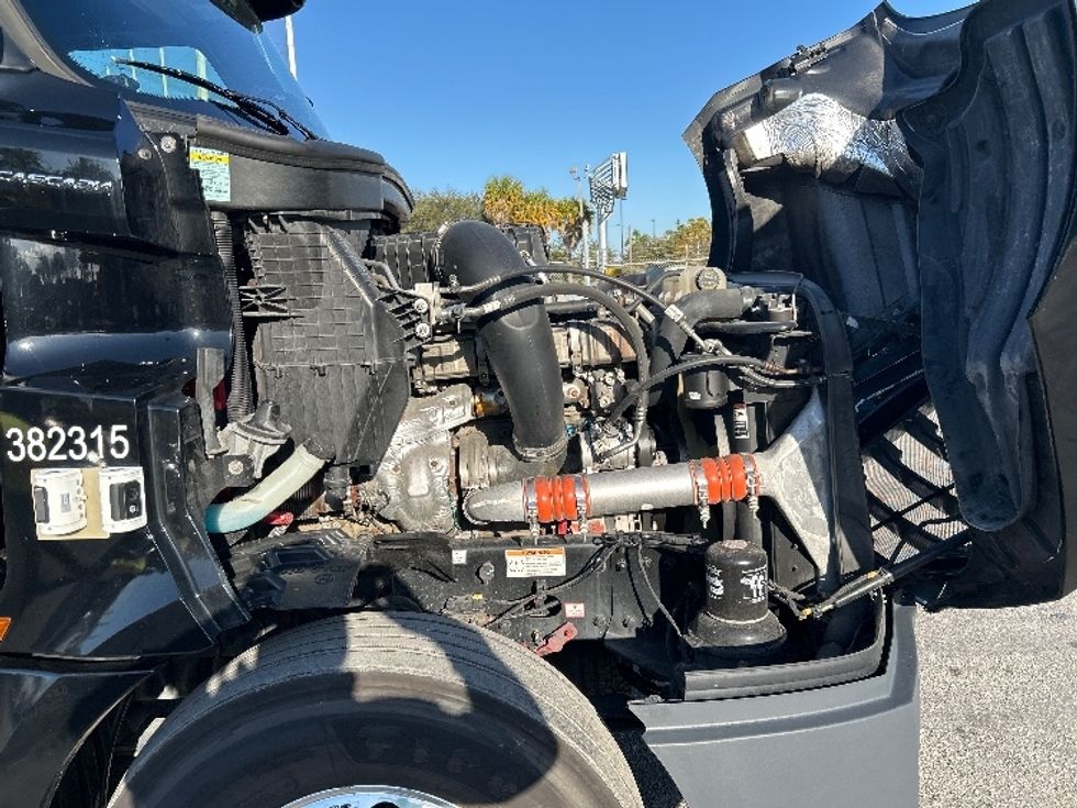 Sleeper Tractor-Heavy Duty Tractors-Freightliner-2021-T12664ST-Medley-FL-296,979\n\t\tmiles-$ 69,250 - Image 20