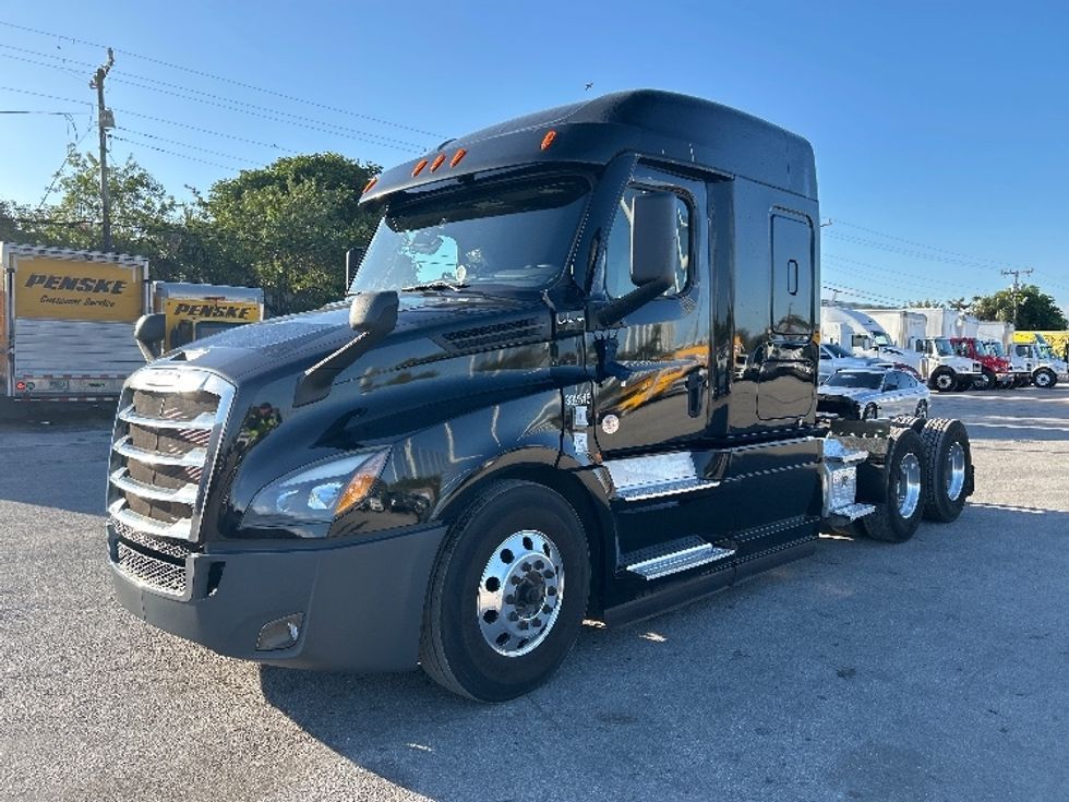 Sleeper Tractor-Heavy Duty Tractors-Freightliner-2021-T12664ST-Medley-FL-296,979\n\t\tmiles-$ 69,250 - Image 3