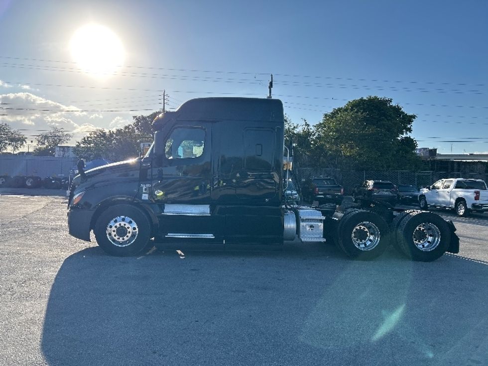 Sleeper Tractor-Heavy Duty Tractors-Freightliner-2021-T12664ST-Medley-FL-296,979\n\t\tmiles-$ 69,250 - Image 4