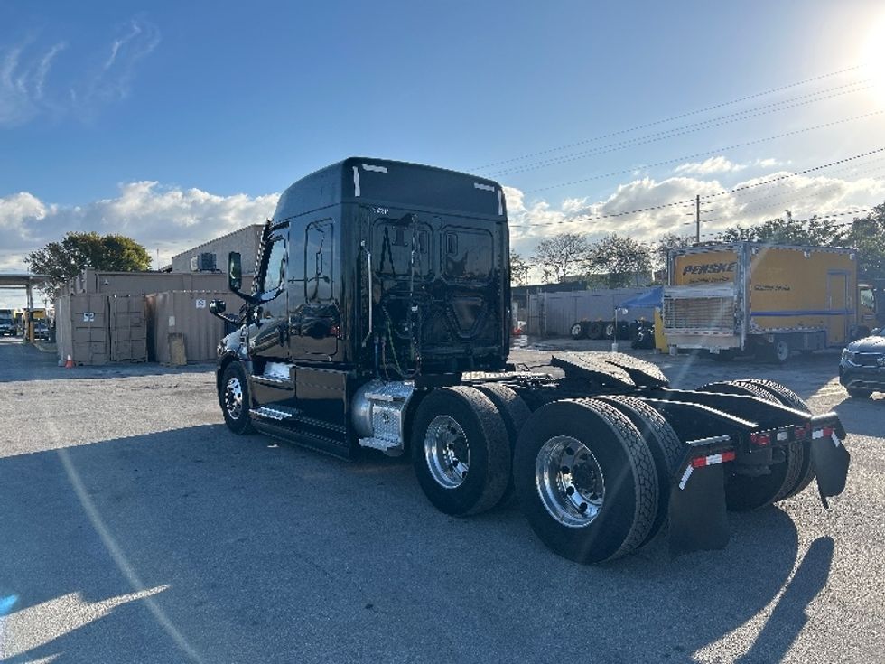 Sleeper Tractor-Heavy Duty Tractors-Freightliner-2021-T12664ST-Medley-FL-296,979\n\t\tmiles-$ 69,250 - Image 5