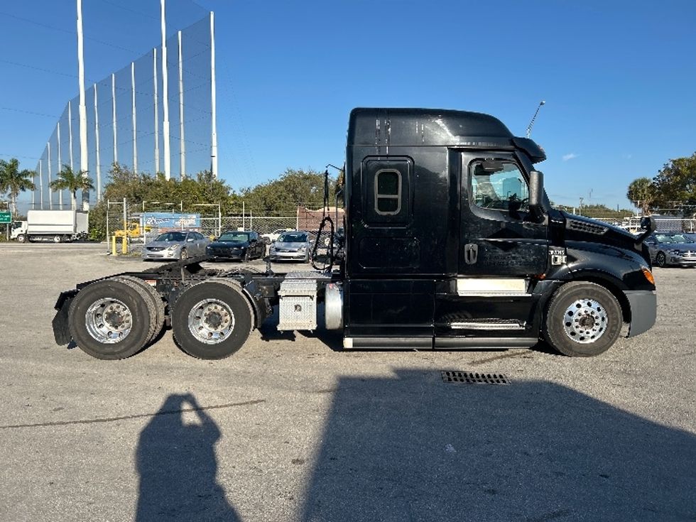 Sleeper Tractor-Heavy Duty Tractors-Freightliner-2021-T12664ST-Medley-FL-296,979\n\t\tmiles-$ 69,250 - Image 8