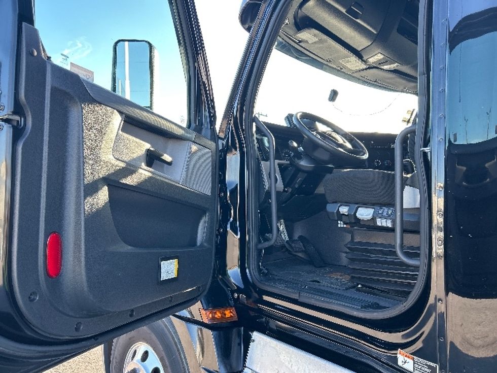 Sleeper Tractor-Heavy Duty Tractors-Freightliner-2021-T12664ST-Medley-FL-296,979\n\t\tmiles-$ 69,250 - Image 9