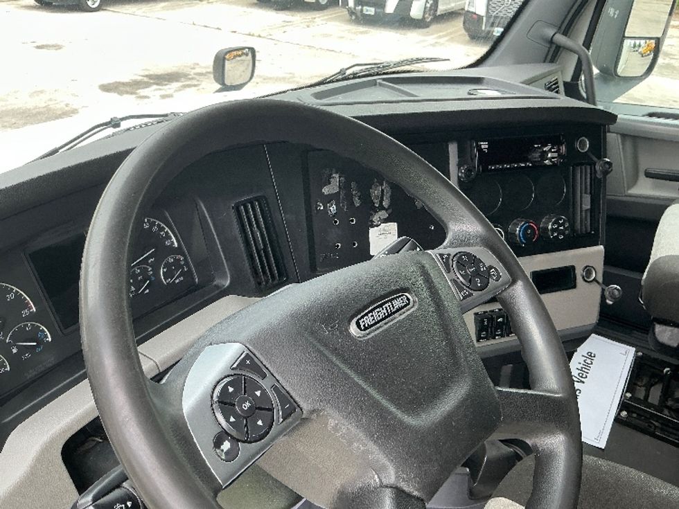 Sleeper Tractor-Heavy Duty Tractors-Freightliner-2021-T12664ST-Medley-FL-563,646\n\t\tmiles-$ 57,750 - Image 10