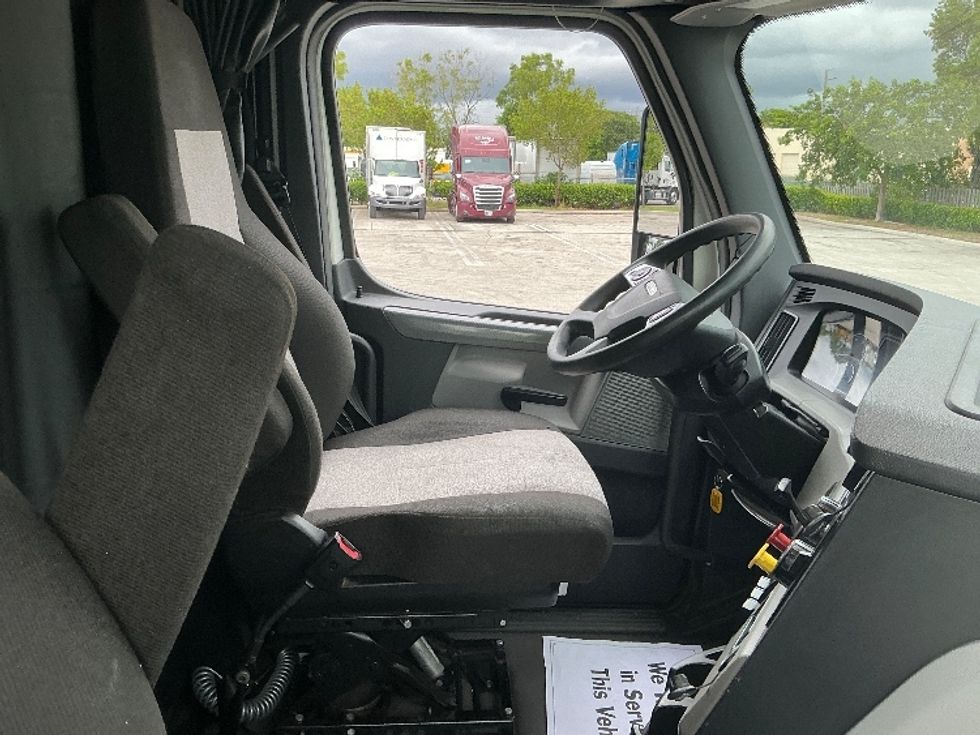 Sleeper Tractor-Heavy Duty Tractors-Freightliner-2021-T12664ST-Medley-FL-563,646\n\t\tmiles-$ 57,750 - Image 15