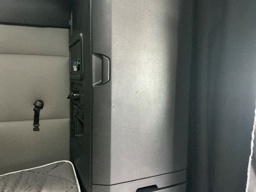 Sleeper Tractor-Heavy Duty Tractors-Freightliner-2021-T12664ST-Medley-FL-563,646\n\t\tmiles-$ 57,750 - Image 18