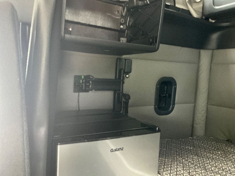 Sleeper Tractor-Heavy Duty Tractors-Freightliner-2021-T12664ST-Medley-FL-563,646\n\t\tmiles-$ 57,750 - Image 19