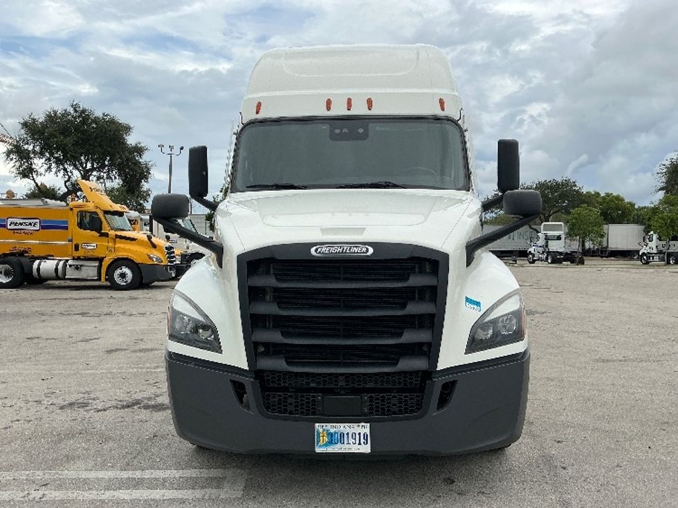 Sleeper Tractor-Heavy Duty Tractors-Freightliner-2021-T12664ST-Medley-FL-563,646\n\t\tmiles-$ 57,750 - Image 2