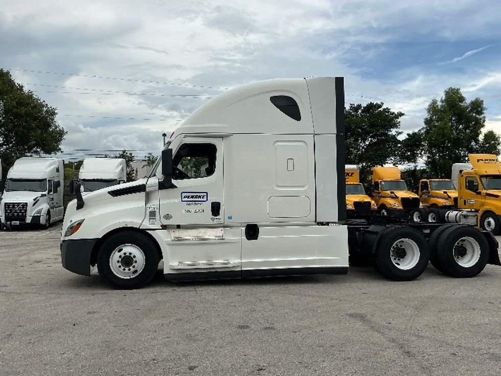 Sleeper Tractor-Heavy Duty Tractors-Freightliner-2021-T12664ST-Medley-FL-563,646\n\t\tmiles-$ 57,750 - Image 4