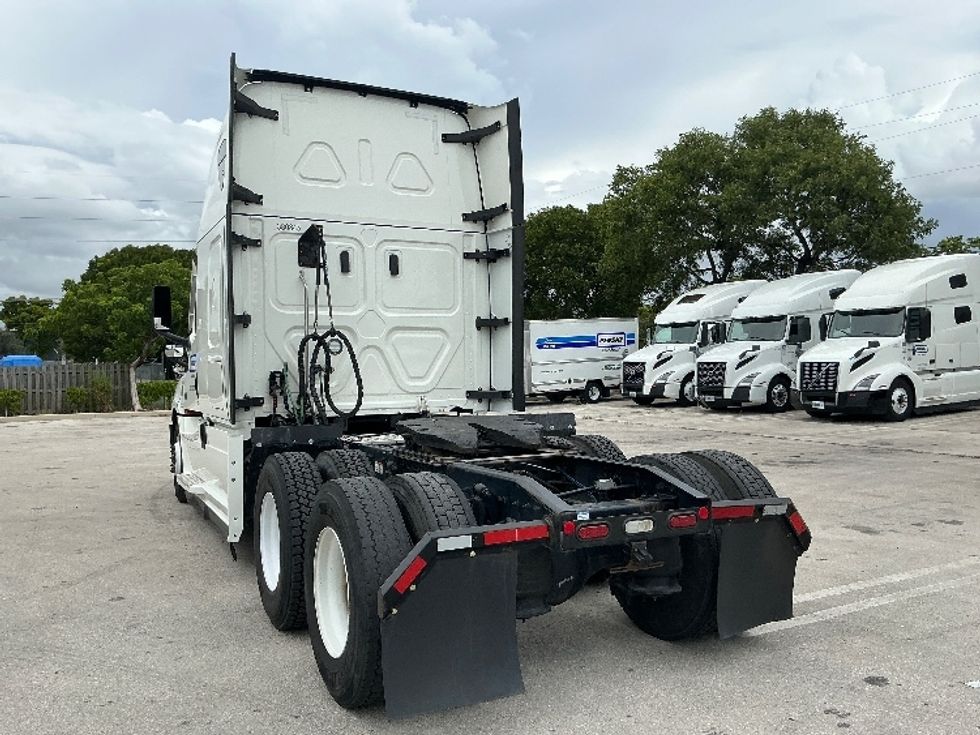 Sleeper Tractor-Heavy Duty Tractors-Freightliner-2021-T12664ST-Medley-FL-563,646\n\t\tmiles-$ 57,750 - Image 5