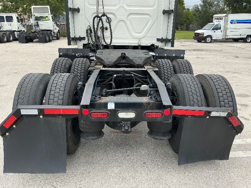 Sleeper Tractor-Heavy Duty Tractors-Freightliner-2021-T12664ST-Medley-FL-563,646\n\t\tmiles-$ 57,750 - Image 6