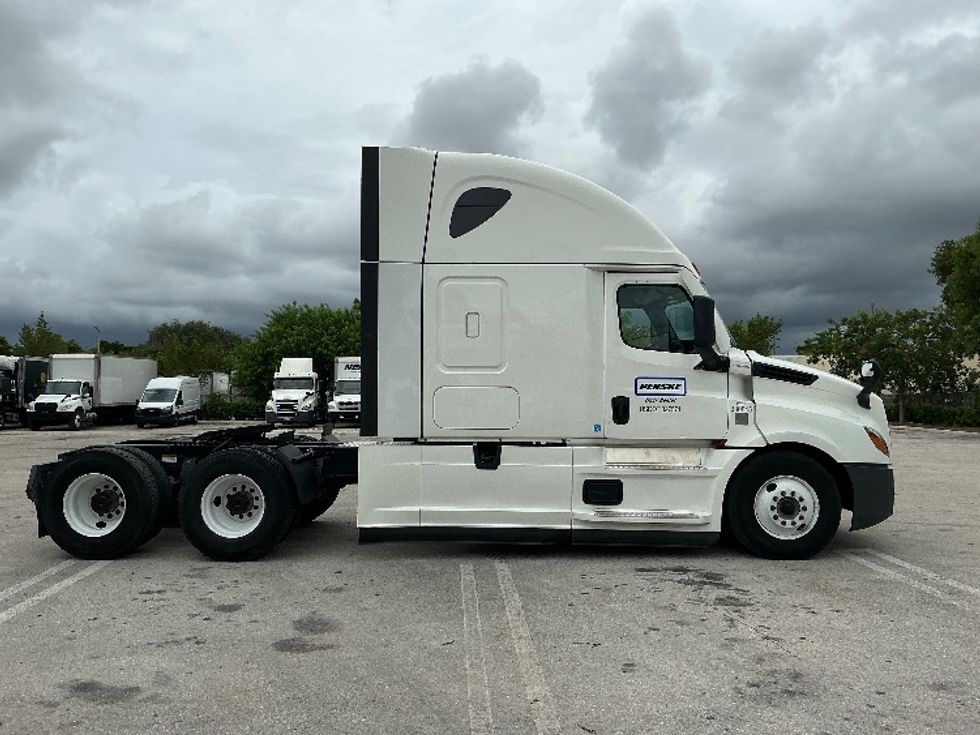 Sleeper Tractor-Heavy Duty Tractors-Freightliner-2021-T12664ST-Medley-FL-563,646\n\t\tmiles-$ 57,750 - Image 8