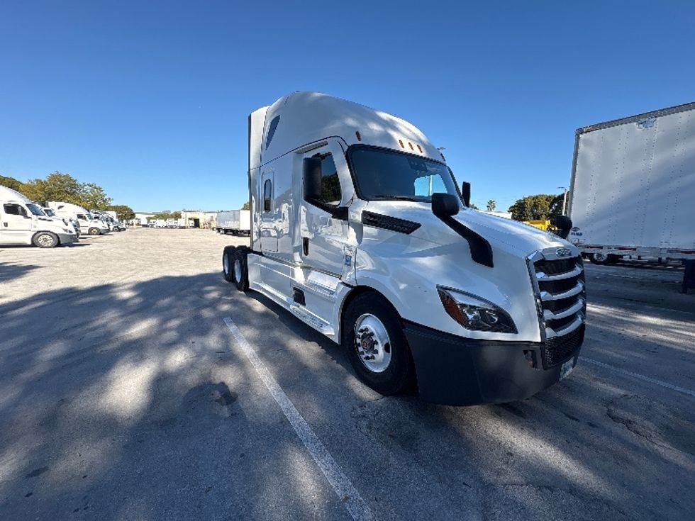 Sleeper Tractor-Heavy Duty Tractors-Freightliner-2021-T12664ST-Medley-FL-678,463\n\t\tmiles-$ 44,250 - Image 1