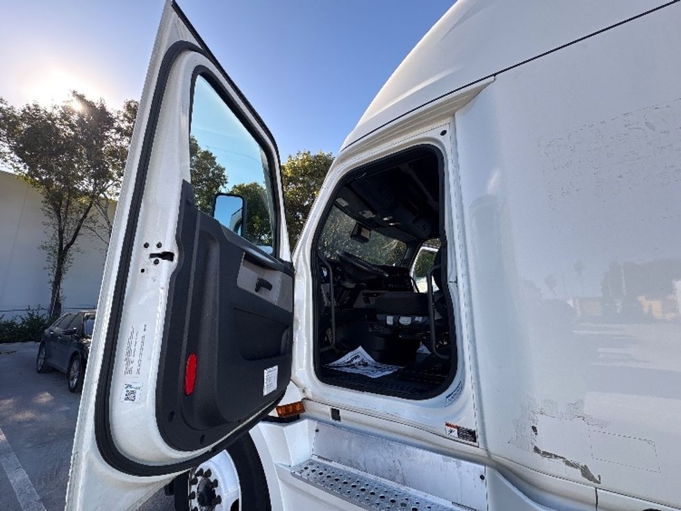 Sleeper Tractor-Heavy Duty Tractors-Freightliner-2021-T12664ST-Medley-FL-678,463\n\t\tmiles-$ 44,250 - Image 10