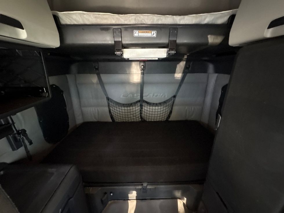 Sleeper Tractor-Heavy Duty Tractors-Freightliner-2021-T12664ST-Medley-FL-678,463\n\t\tmiles-$ 44,250 - Image 16