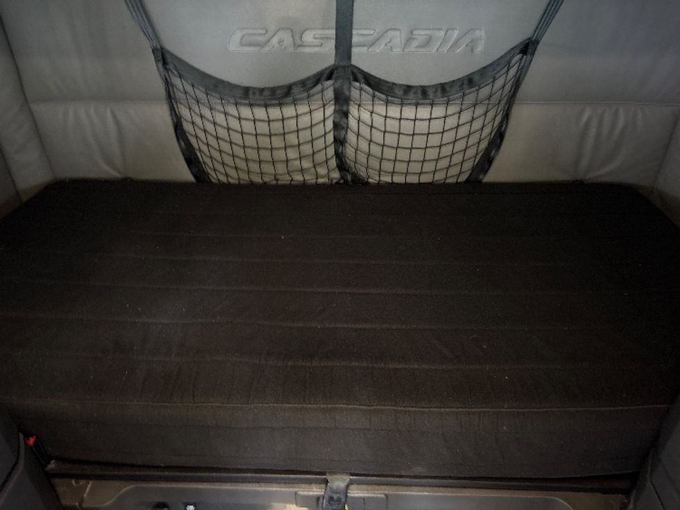 Sleeper Tractor-Heavy Duty Tractors-Freightliner-2021-T12664ST-Medley-FL-678,463\n\t\tmiles-$ 44,250 - Image 17