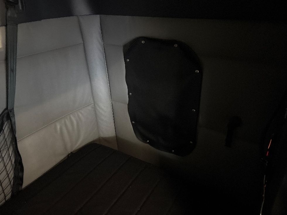 Sleeper Tractor-Heavy Duty Tractors-Freightliner-2021-T12664ST-Medley-FL-678,463\n\t\tmiles-$ 44,250 - Image 18