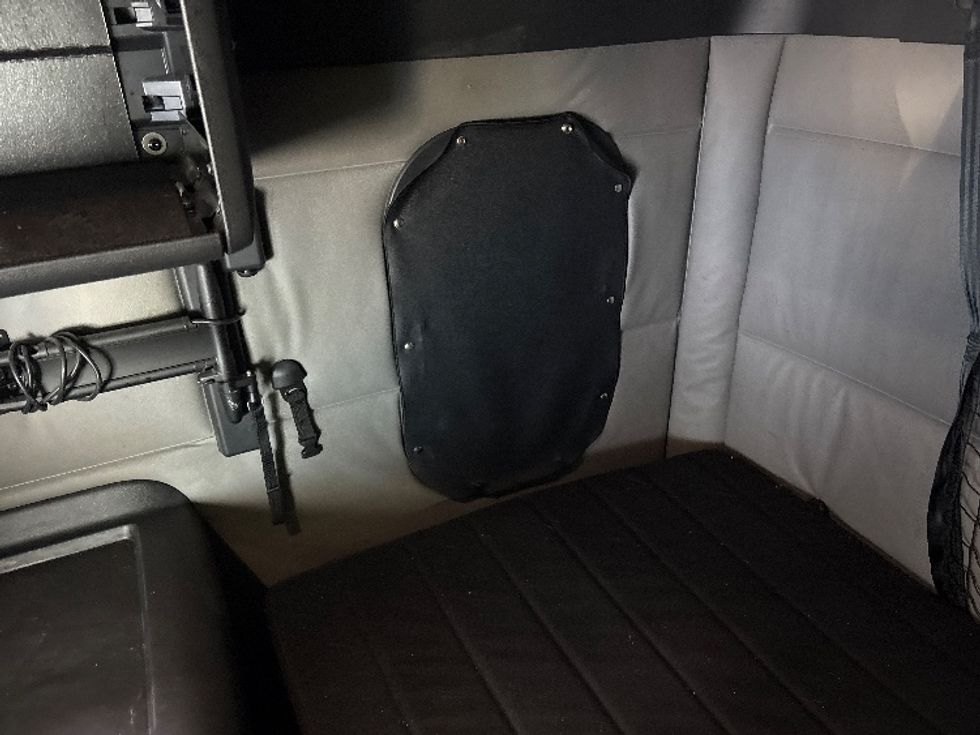 Sleeper Tractor-Heavy Duty Tractors-Freightliner-2021-T12664ST-Medley-FL-678,463\n\t\tmiles-$ 44,250 - Image 19