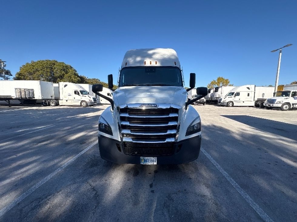 Sleeper Tractor-Heavy Duty Tractors-Freightliner-2021-T12664ST-Medley-FL-678,463\n\t\tmiles-$ 44,250 - Image 2