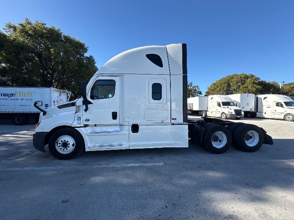 Sleeper Tractor-Heavy Duty Tractors-Freightliner-2021-T12664ST-Medley-FL-678,463\n\t\tmiles-$ 44,250 - Image 4
