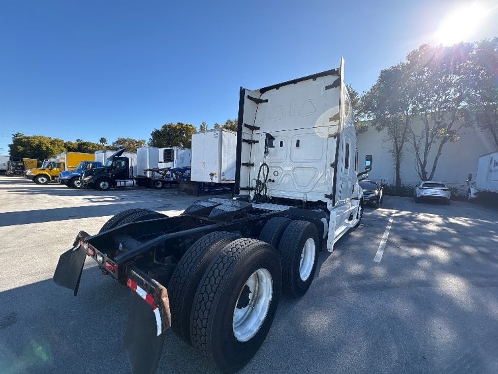 Sleeper Tractor-Heavy Duty Tractors-Freightliner-2021-T12664ST-Medley-FL-678,463\n\t\tmiles-$ 44,250 - Image 7